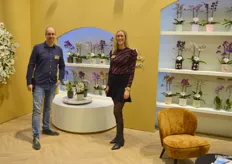 Patrick van der Arend en Marieke Hoogendijk van Pannekoek Orchideeën. Één van de ontwikkelingen op de kwekerij is dat er meer gewerkt wordt met keramiek.